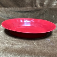 赤いカレー皿の画像