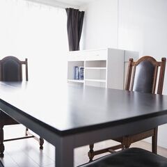 カリモクの椅子を2脚差し上げます。