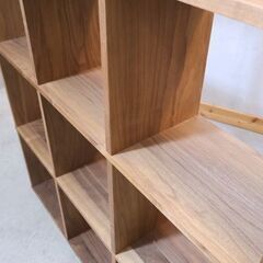 人気の無印良品(MUJI)のウォールナット材・3段・3列・スタッキングシェルフです！オープンタイプの万能棚。スリムなのでリビングなどのちょっとしたスペースや本棚としても活躍します♪の画像