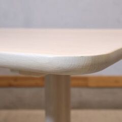 karimoku(カリモク家具)のDT8821 オーク材 ダイニングテーブルのご紹介です。左右非対称な曲線的なフォルムの食堂テーブル。ナチュラルな木肌の食卓は北欧スタイルやカフェスタイルなどに！の画像