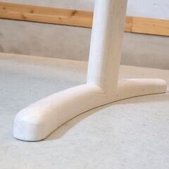 karimoku(カリモク家具)のDT8821 オーク材 ダイニングテーブルのご紹介です。左右非対称な曲線的なフォルムの食堂テーブル。ナチュラルな木肌の食卓は北欧スタイルやカフェスタイルなどに！の画像