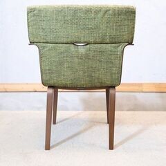 FUJI FURNITURE(冨士ファニチア)のウォールナット材 Tapio(タピオ) アームチェアです！カーブを活かしたアームが特徴のダイニングチェアは北欧スタイルや和モダンなどにオススメ♪の画像
