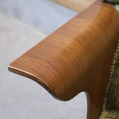 FUJI FURNITURE(冨士ファニチア)のウォールナット材 Tapio(タピオ) アームチェアです！カーブを活かしたアームが特徴のダイニングチェアは北欧スタイルや和モダンなどにオススメ♪の画像