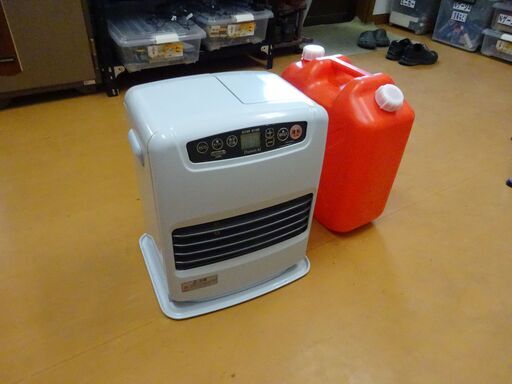 2024年製ファンヒーター（ダイニチブルーヒーター FW-3224NC）と石油タンク