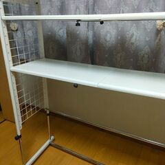 白い飾り縁つき収納棚（ラック）