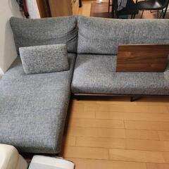 無料/ ０円　三人掛けソファ譲ります