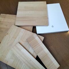 端材、木材、30cm×30cmほど