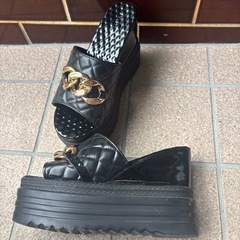 ほぼ新品　厚底サンダルの画像