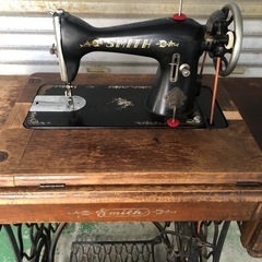 足踏みミシン　smith 昭和レトロ　アンティーク　テーブルの画像