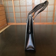 レザーハンドバッグ　黒　フォーマル　貝の形の金具が可愛い♡　本革　味岡の画像
