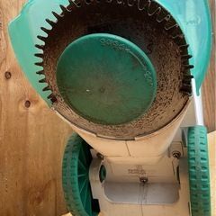 庭園芝刈機 EY2200 ナショナルのブランドです。 レンガや敷石などがある芝地でも、小回りラクラク 立ったまま、芝地のキワまで1台でOK 切れ味が長持ちする超硬刃採用の画像