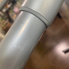 IKEAのホワイトデスク(高さ調節可能)の画像