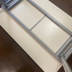 IKEAのホワイトデスク(高さ調節可能)の画像