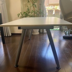 IKEAのホワイトデスク(高さ調節可能)の画像