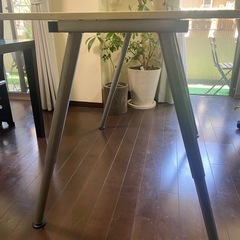 IKEAのホワイトデスク(高さ調節可能)の画像