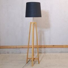 THE CONRAN SHOP(コンランショップ)のCROSS FLOOR LIGHT(クロスフロアライト)です。コットン素材のシェードとウッドの組み合わせが落ち着いた印象のスタンドライト♪の画像