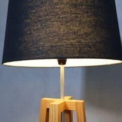 THE CONRAN SHOP(コンランショップ)のCROSS FLOOR LIGHT(クロスフロアライト)です。コットン素材のシェードとウッドの組み合わせが落ち着いた印象のスタンドライト♪の画像