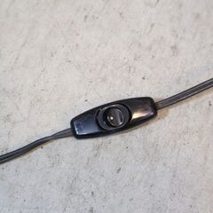 THE CONRAN SHOP(コンランショップ)のCROSS FLOOR LIGHT(クロスフロアライト)です。コットン素材のシェードとウッドの組み合わせが落ち着いた印象のスタンドライト♪の画像