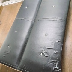 処分予定　ソファベッド　合皮レザー　カバー付きの画像