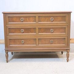 アンティーク調の3段チェストです。ヨーロピアンクラシックな趣きの