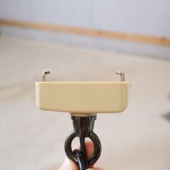 くびれた壺のような形をしたレトロなトルコランプです。モザイクガラスが幾何学的に散りばめられたエレガンスなペンダントライト。透過した幻想的な光がお部屋を優しく包み込んでくれます♪の画像