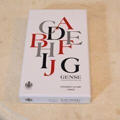 スウェーデン王室御用達のカトラリーブランド GENSE(ゲンセ)のキッズ用カトラリーセットです。艶やかで高級感があり、お子様にも優しい丸みのあるデザインが魅力的です♪の画像