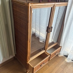 ラタンのガラス収納の画像