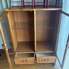 ラタンのガラス収納の画像