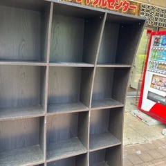 お店の展示にも！トール陳列棚木製の画像