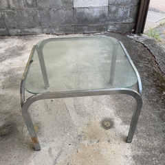 背的なガラステーブル
