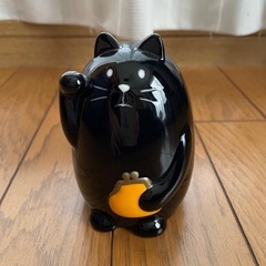 クロネコの貯金箱の画像