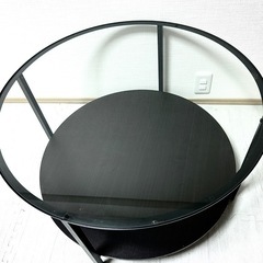 「IKEA製 黒の丸テーブル｜スタイリッシュな北欧デザイン」