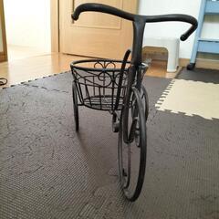 錬鉄製の自転車型プランター