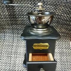 手動の木製コーヒーミルの画像