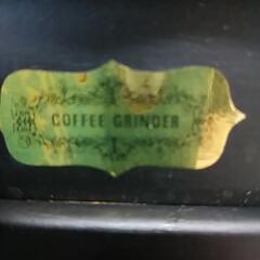 手動の木製コーヒーミルの画像