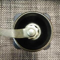 手動の木製コーヒーミルの画像