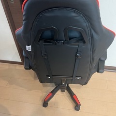 ゲーミングチェア、モニター２台、アーム付きの画像