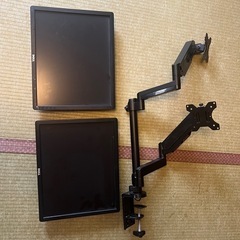 ゲーミングチェア、モニター２台、アーム付きの画像