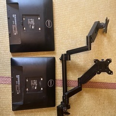 ゲーミングチェア、モニター２台、アーム付きの画像
