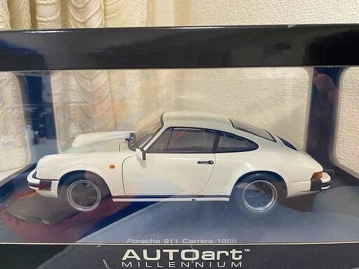 1/18ミニカー オートアート製ポルシェ911 Carrera 1988（白）