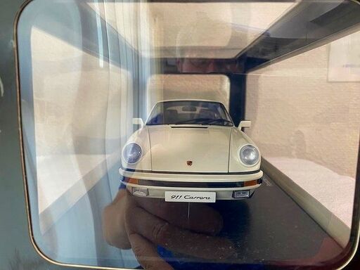 1/18ミニカー オートアート製ポルシェ911 Carrera 1988（白）