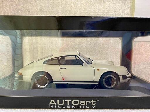1/18ミニカー オートアート製ポルシェ911 Carrera 1988（白）