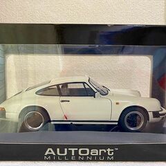 1/18ミニカー オートアート製ポルシェ911 Carrera 1988（白）
