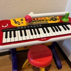 椅子付きおもちゃのピアノ