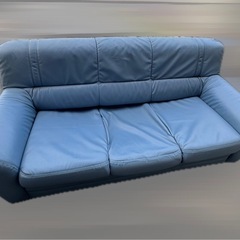 青いソファー
