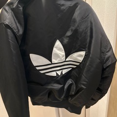 adidasジャケットの画像
