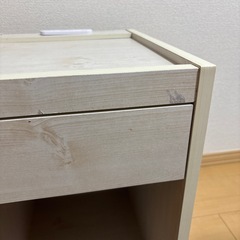 ベッド　サイドテーブルの画像