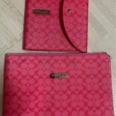 coachポーチとマルチケース 