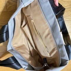 ポケットの多いバッグ（ベージュ）の画像