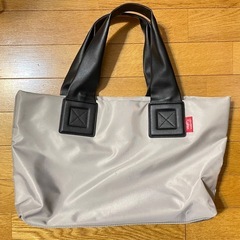 ポケットの多いバッグ（ベージュ）の画像